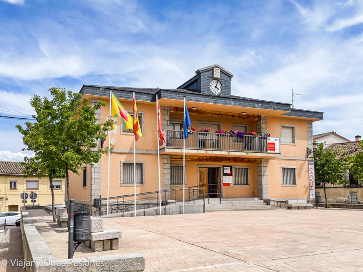 Fachada del ayuntamiento de Buitrago del Lozoya, España