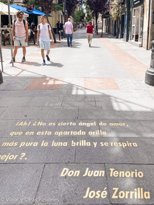 Típica calle del Barrio de las Letras en Madrid, España