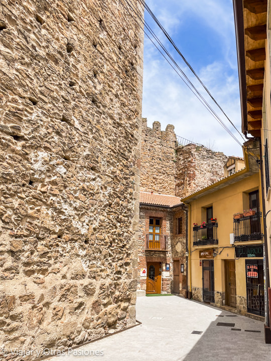 Entrada de la Calle del Arco en Buitrago del Lozoya, España