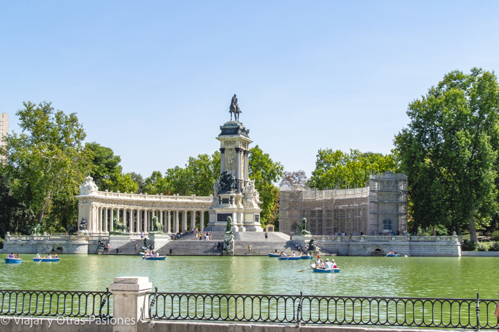 Bonita vista del famoso estanque del Parque del Retiro de Madrid