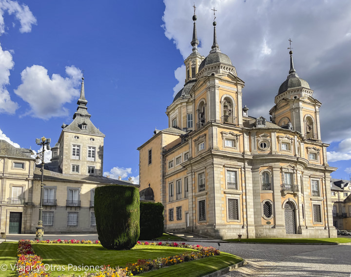 Hermosa vista de la iglesia de la Colegiata en La Granja de San Ildefonso