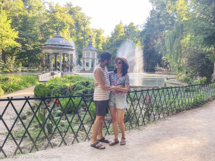 Pareja paseando en los jardines del Principe, en Aranjuez