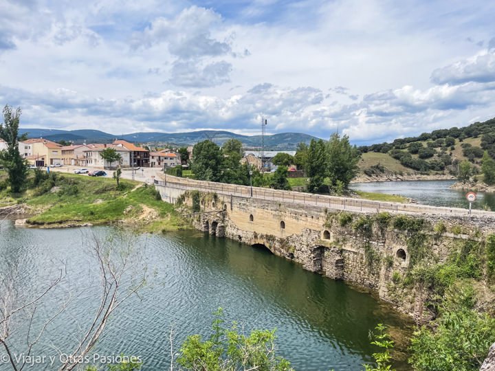 Panorama del puente Viejo en Buitrago del Lozoya, España