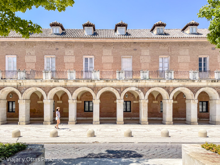 Espectaculares soportales en el centro de Aranjuez, España