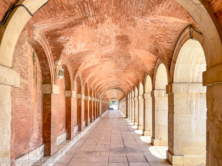 Hermosa vista de los soportales de Aranjuez, España