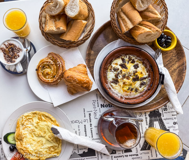 Espectacular mesa con un tradicional desayuno marroquí