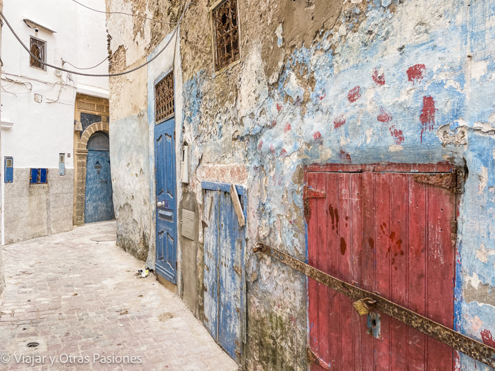 Típico encantador callejón de Essaouira, Marruecos
