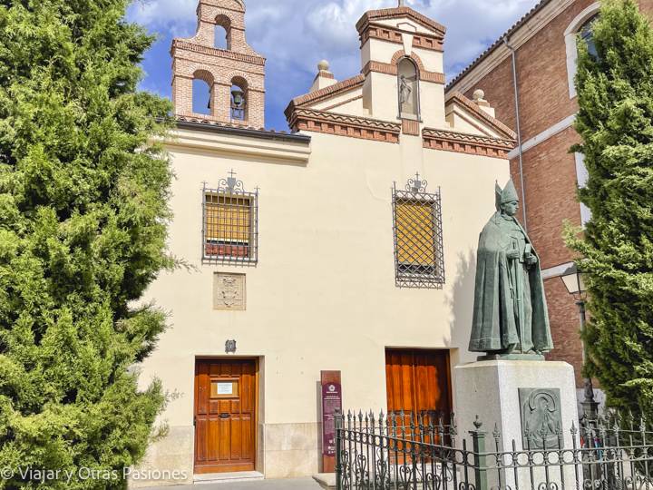 Exterior del Convento de clausura que vende pasteles en Alcalá de Henares, España