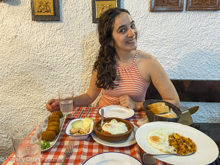 Mesa llena de comida en Las Cuadras de Rocinante en Alcalá de Henares