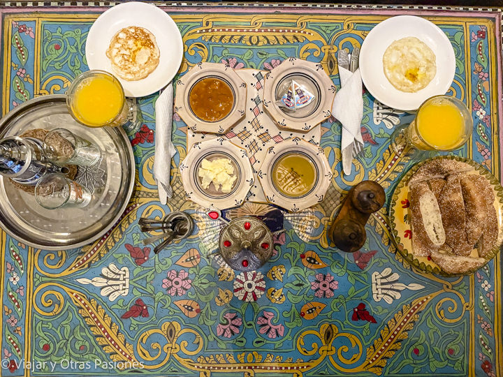 Desayuno en un Riad sobre una tradicional mesa marroquí