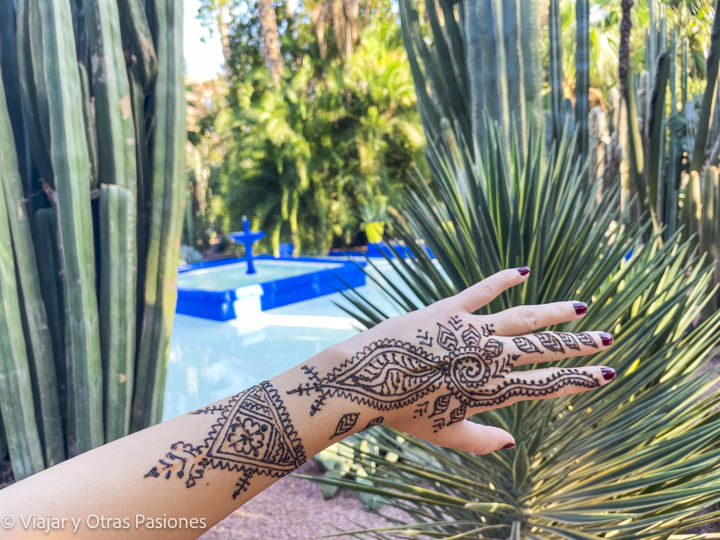 Precioso tatuaje de henna en los Jardines Majorelle en Marrakech, Marruecos