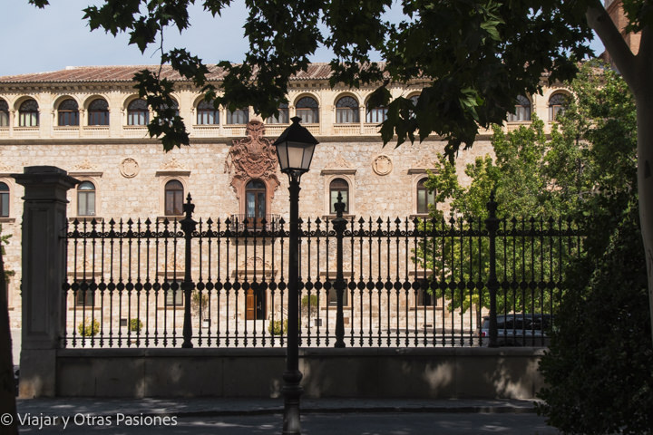 Bonita fachada principal del Palacio Arzobispal de Alcalá de Henares, en España