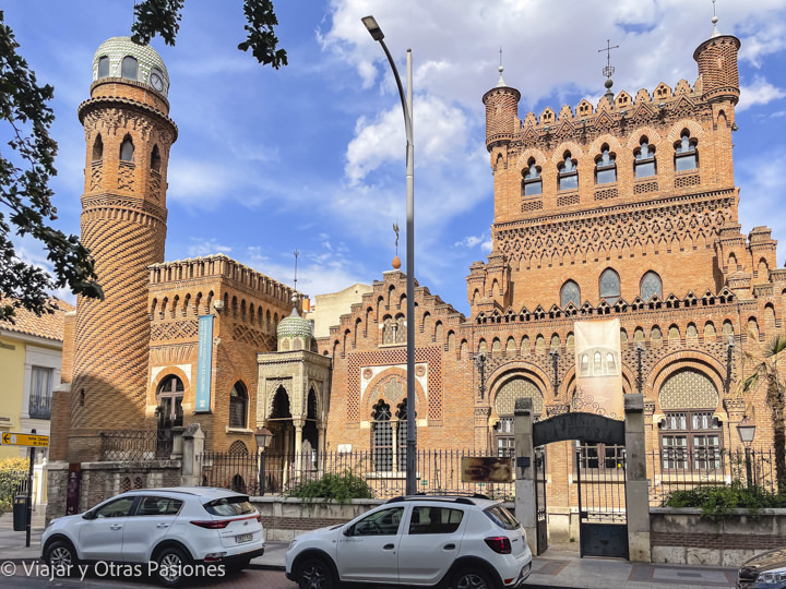 Hermosa fachada del Palacio Laredo en Alcalá de Henares, en España