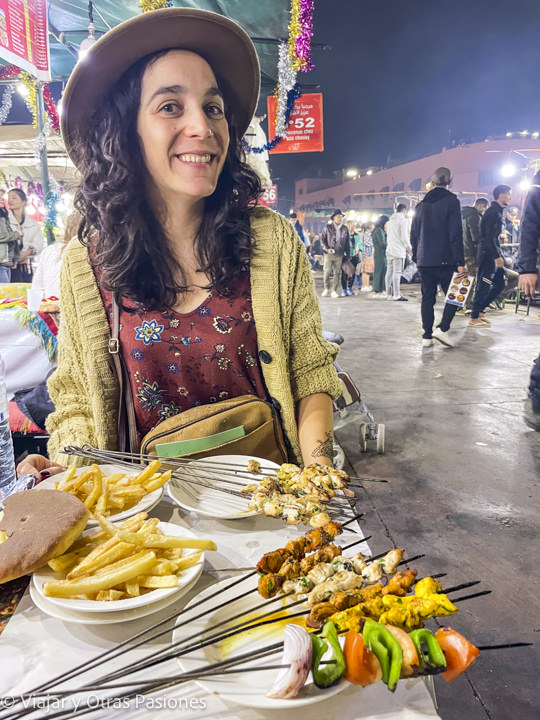 Platos llenas de brochetas marroquí en Jma el Fna, Marrakech