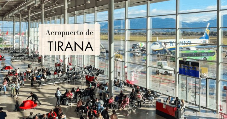 Bonita vista de la sala principal del aeropuerto de Tirana