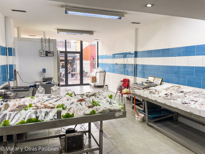 Típica pescaderia del mercado de Tirana, Albania