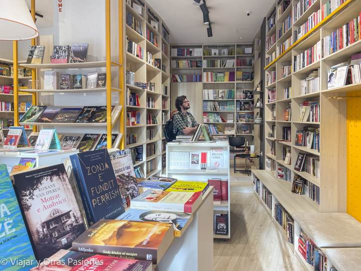 Interior de la librería Alba en Tirana, Albania
