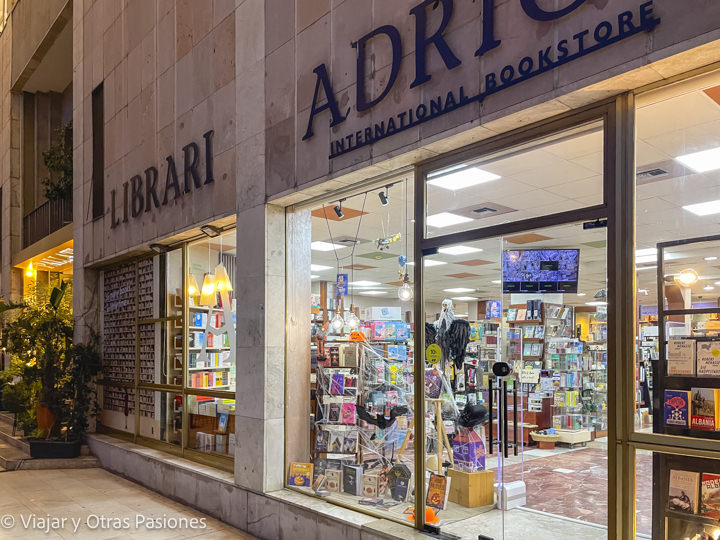 Entrada de la famosa librería Adrion en el centro de Tirana