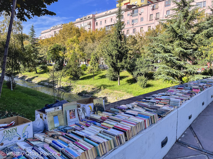 Típico puesto callejero en el centro de Tirana en Albania