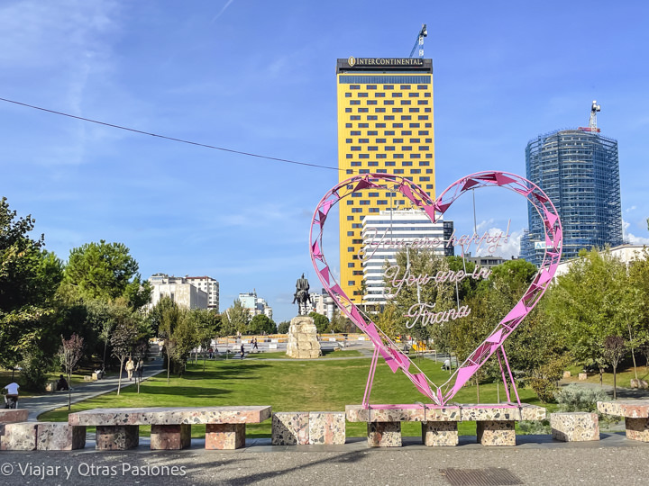 Panorama de la Plaza Skanderbeg en Tirana, Albania